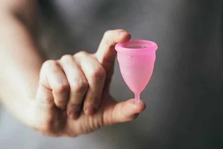 Compared to tampons, menstrual cups have four major advantages, but their usage is quite awkward.